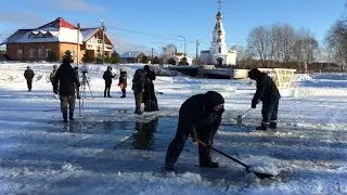 Как делают купель и ледяной крест на речке в п.Балтым