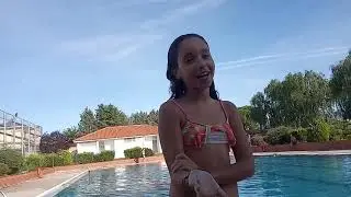 Saltos en la piscina municipal