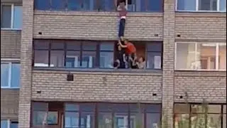 Выпавший с балкона ребенок полчаса провисел на уровне 6-го этажа: видео