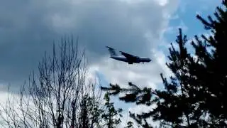 Звено Ил-76 заходит на посадку на аэродром 