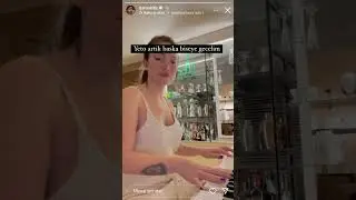 Danla Bilic piyano çalıyor 