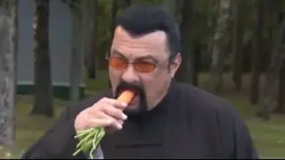 Лукашенко накормил Стивена Сигала морковкой