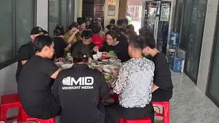 Cả Đoàn Xuyên Việt Về Trinh Dùng Cơm