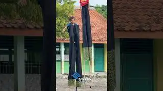 Aksi jangkungan bocil baju biru sarabau