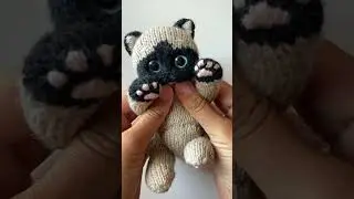 Игрушка сиамский котёнок, связанная спицами из Drops Lima