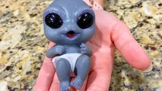 What's INSIDE TINY ALIEN BABY?!