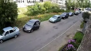 Девушка умеет парковаться