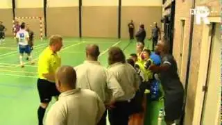 Zaalvoetballer schopt zichzelf blessure