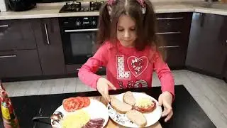 Ева Королева готовит горячие бутерброды