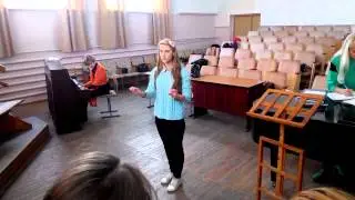 Яся Підфігурна розспівує Народну хорову академічну капеллу ім. В. Ф. Толстих ХГПА