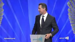 Jennifer Siebel Newsom presents award to Lt. Gov. Gavin Newsom at 