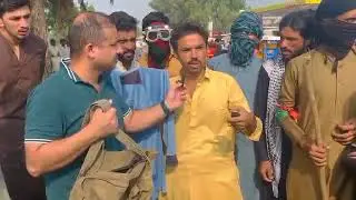 🚨🚨‏اسلام آباد کے علاقے 26 نمبر چونگی، پولیس مظاہرین نے اسلام آباد پولیس کے اہلکار کی وردی اتروا لی۔