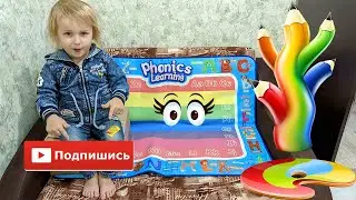 Ярослав весело рисует водой