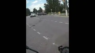 Так выехал из заправки, что белый внедорожник пересёк сплошную и выехал на встречную полосу.