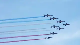 Paralympiques: la Patrouille de France survole Paris pendant la cérémonie d'ouverture | AFP Images