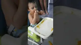 bebe comendo manga