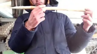 Делаю небольшое копьё из палки.