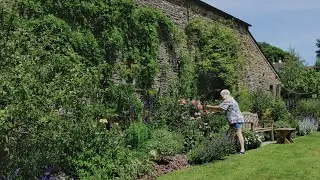 An English Country Garden throughout the four Seasons #51