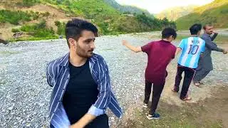 دوستانو سره ښکلې اتڼ په شنه غره لمن کې | Attan Video