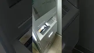 I'm putting new 100 rubles in a Sberbank ATM 