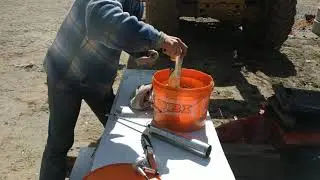Как заправлять плунжерный шприц смазкой из бочки не измазавшись)