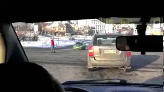 Современная Украина. Девушка регулирует дорожное движение.