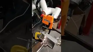 Серийная лазерная резка промышленным роботом.