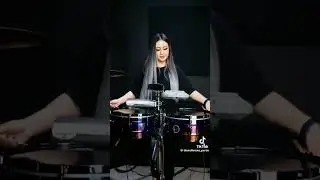 percusionista tocando timbales