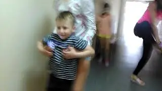 Девочка бьёт мальчика с ДЦП