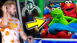 Kermit the Frog and Elmo Play HIDE & SEEK at Arcade!