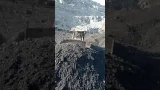 Бульдозер Шантуй32 зачистка угольного плоста.