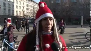 Дядо Коледа и джуджетата се разходиха на колела в центъра на София