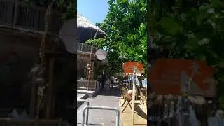 Пляж Санур в апреле прибило грязь к пляжу