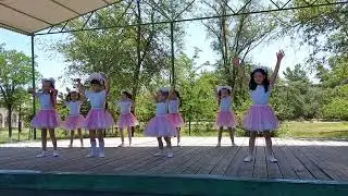 Коллектив "Домисолька" исполняет танец "Ягодки" ко Дню защиты детей