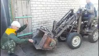 Заливаем бетоном площадку с помощью самодельное бетономешалки и погрузчика. Трудовое лето в деревне