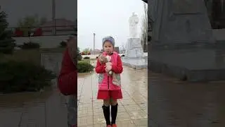 Стихотворение «Оборванного мишку утешала» автор Лора Тасси исполняет Алёна Дубровская