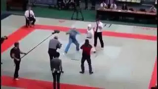 Судья наказал бойцов Это видео шокировало весь интернет