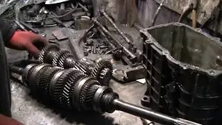 ГАЗЕЛЬ с двигателем ВАЗ 14часть (ремонт КПП, установка на подрамник по детально).
