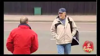 Девушка прикалывается над парнями
