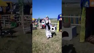 10.06.23 Казахский танец, исполняет Азалия Ахтарова на домбре Илдар Закиров д. Идельбак