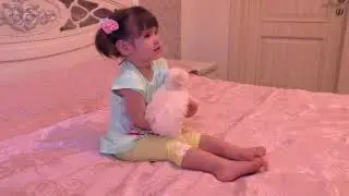 Игра с щенком.  Маленький верный друг.Play with the puppy. Small faithful friend.