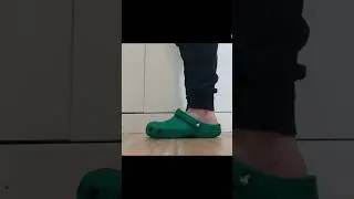 CROCS CLASSIC CLOG GREEN IVY ON FEET
