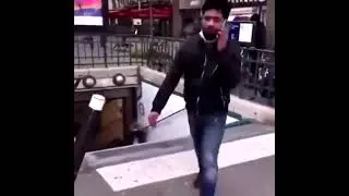 HOMBRE EMPUJA MUJER ESCALERAS DEL METRO