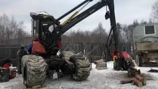 Почти собрали харвестер 911.3 снимали гидростат и перебирали тормоза на переднем мосту