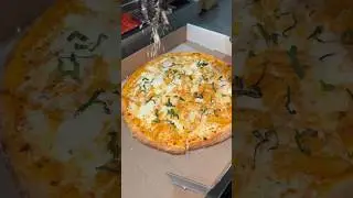 The VODKA PIZZA from Wahizza Pizza in New Jersey! 🍝🧀🔥🤤 Yes, please. 