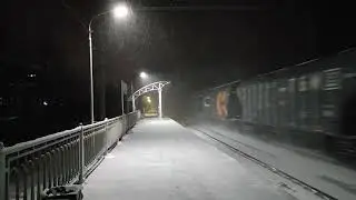 3ЭС4К с грузовым поездом проследует Ивановскую в метель