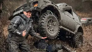 The Oryol guys in a Niva showed Seryoga how to drive in hard mud.