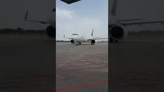 Vistara Airbus A320N aircraft taxiing to the gate after landing 🤩 #youtubeshorts #youtube #covid19