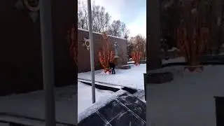 Памятники в Ачинске убрали от снега