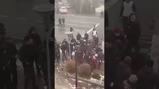 Казахстан! Шокирующее видео. Напали на силовика и отобрали автомат!